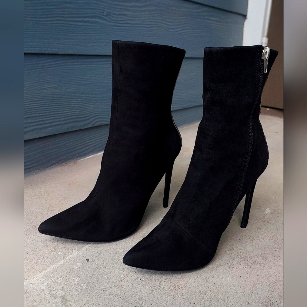 Steve Madden Wagu Black Suede Rhinestone Bootie Boots thin pointy heel Size 8.5